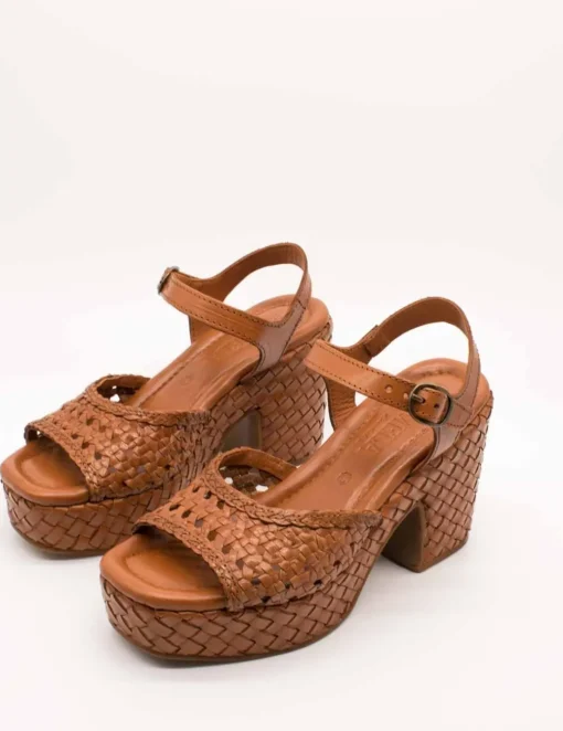 Sandalia Carmela 161637-01 Piel Camel de Mujer