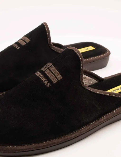 Zapatilla Nordika´s 236 afelpado negro nevada de hombre.
