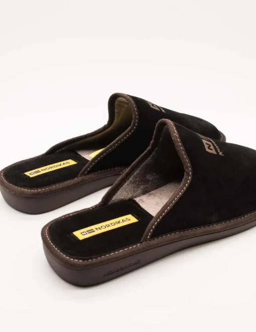 Zapatilla Nordika´s 236 afelpado negro nevada de hombre.
