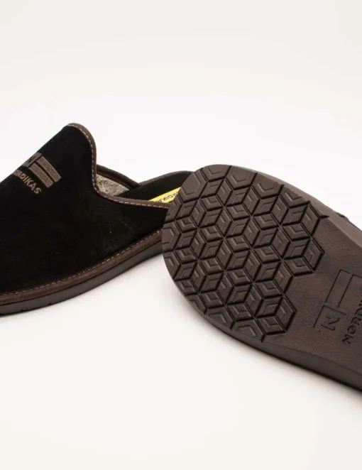 Zapatilla Nordika´s 236 afelpado negro nevada de hombre.